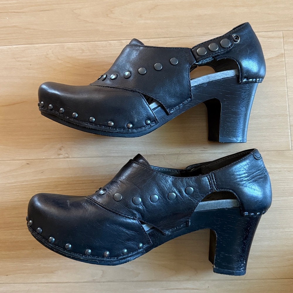 DANSKO RYDER ANTIQUE BRASS STUDDED BLACK LEATHER SHOES SIZE: 38 (7.5) - Picture 6 of 13